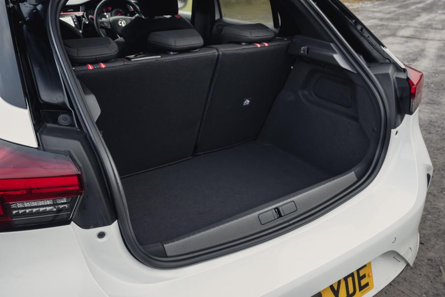 Багажник Vauxhall Corsa SRi (F) 2019 года  (фото 38 из 80)